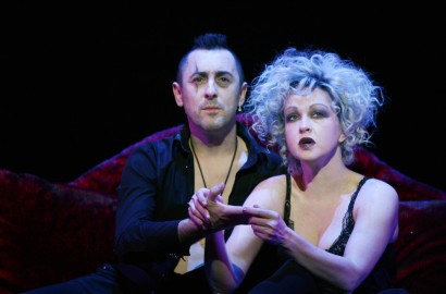 Alan Cumming and Cyndi Lauper in The Threepenny Opera.